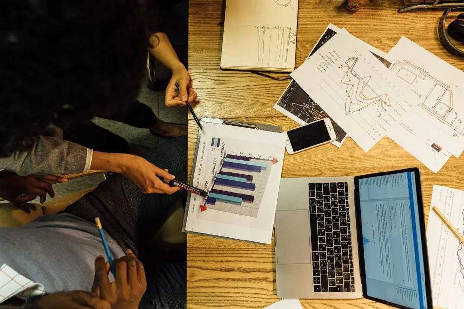 Espace de travail élégant avec ordinateur portable et écran pour le marketing sur les réseaux sociaux.